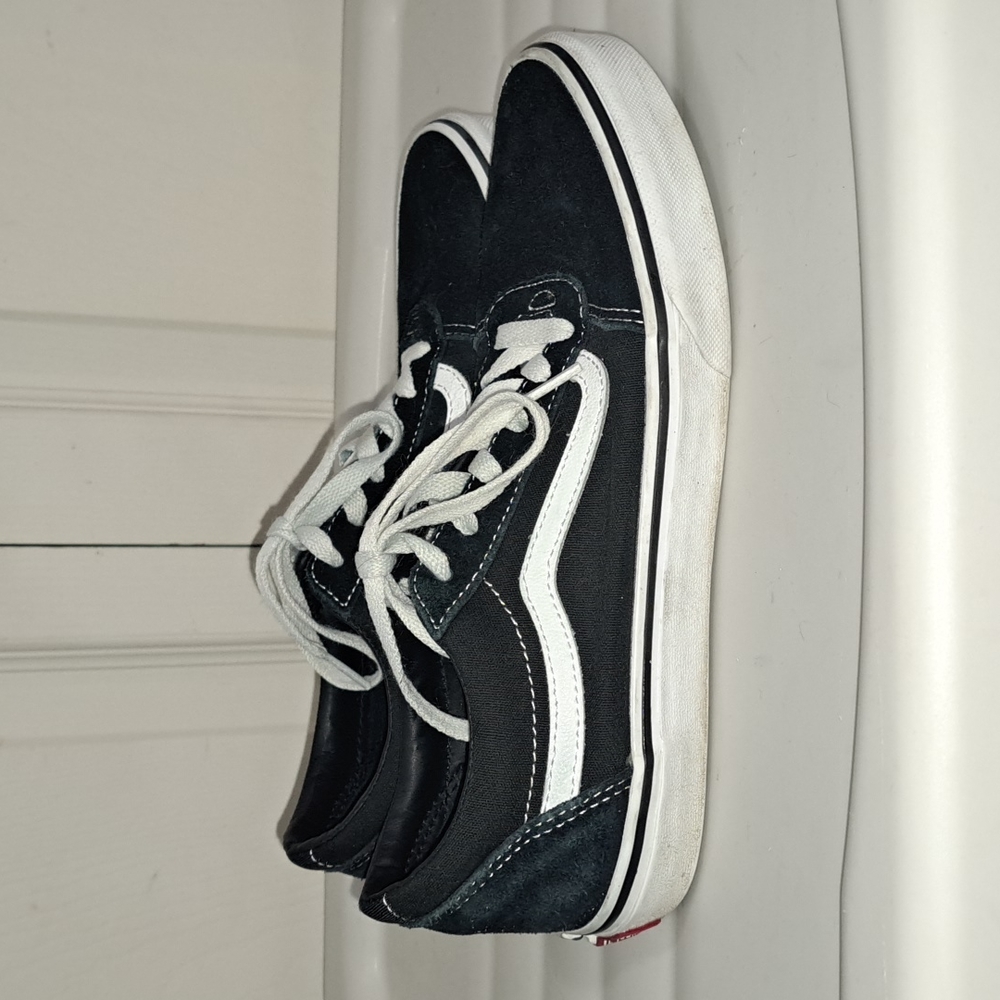 Classic Van's tennis skate shoes - size 6 youth - black and white - Picture 3 of 8